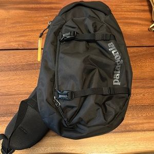 Patagonia Sling Bag Black, lightly used, no tears.